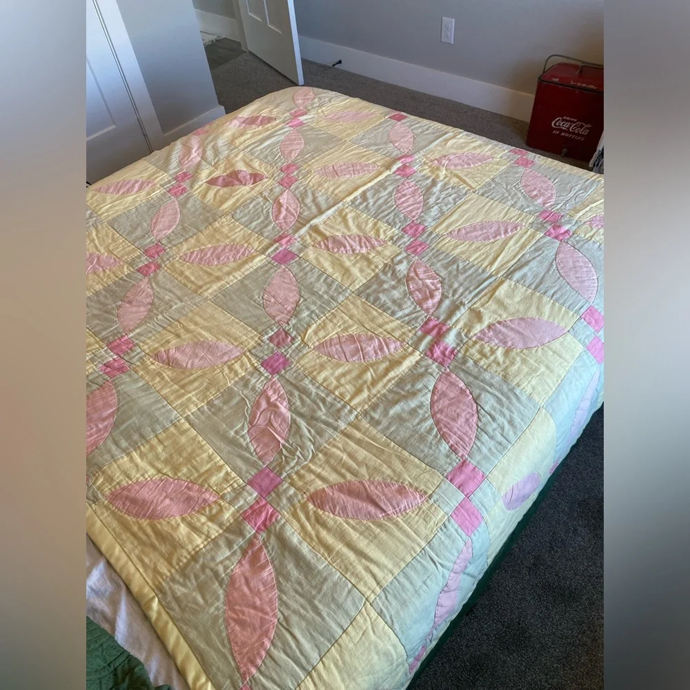 Elegant Pink and Cream Quilt Vintage 68”/77”